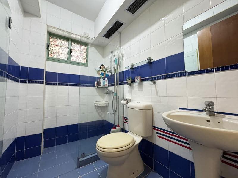 642B Punggol Drive, 642B Punggol Drive, Hougang / Punggol / Sengkang, 3 Bedrooms, 980 sqft, HDB Flat For Sale, by S. K. Yeo 杨顺锦, 500262971 - Bathroom - PropertyGuru.com.sg