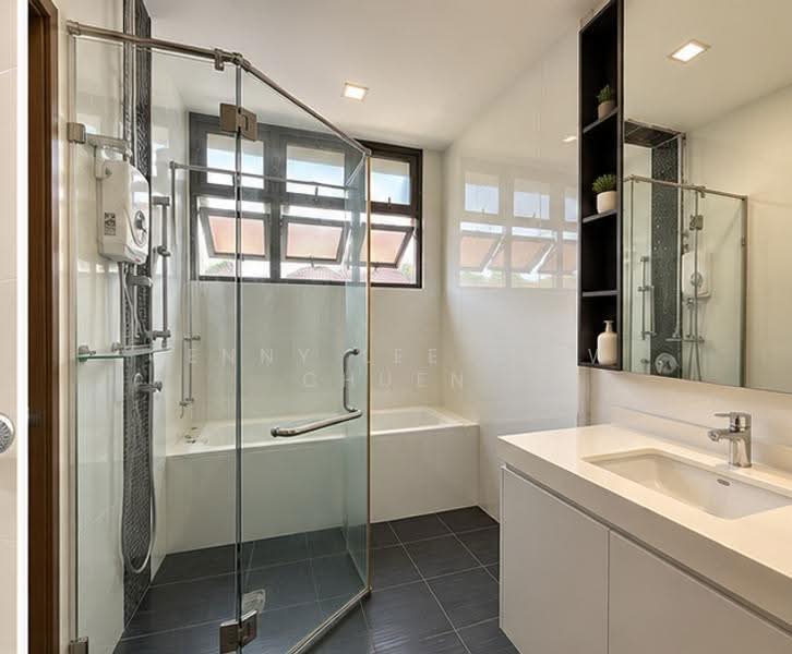 Serangoon Gardens, Berwick Drive, Hougang / Punggol / Sengkang, 5 Bedrooms, 4,332 sqft, Semi-Detached House For Rent, by Jenny Lee Siew Chuen, 500262990 - Bathroom - PropertyGuru.com.sg