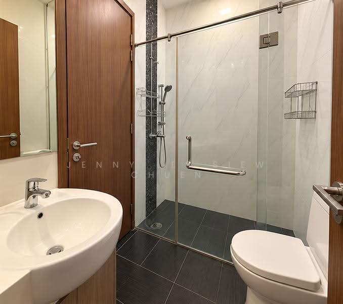 Serangoon Gardens, Berwick Drive, Hougang / Punggol / Sengkang, 5 Bedrooms, 4,332 sqft, Semi-Detached House For Rent, by Jenny Lee Siew Chuen, 500262990 - Bathroom (L1) - PropertyGuru.com.sg