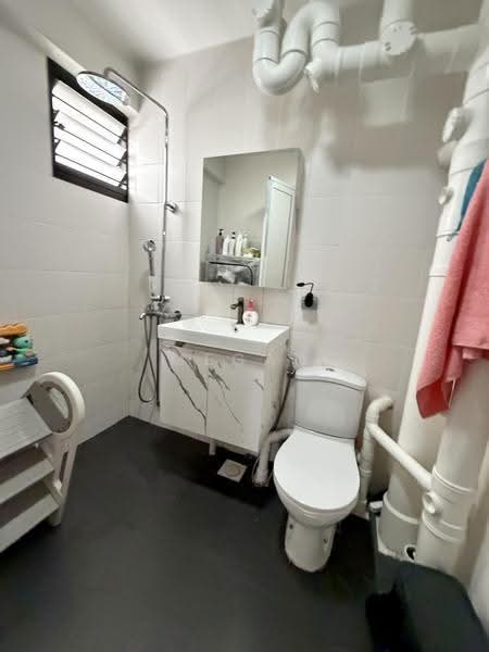 218 Lorong 8 Toa Payoh, 218 Lorong 8 Toa Payoh, Balestier / Toa Payoh, Room Rental, 150 sqft, HDB Flat For Rent, by Megan Yvonne, 500263058 - Bathroom - PropertyGuru.com.sg