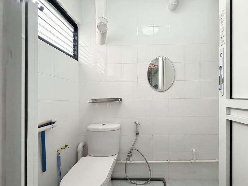 333 Bukit Batok Street 32, 333 Bukit Batok Street 32, Dairy Farm / Bukit Panjang / Choa Chu Kang, 2 Bedrooms, 688 sqft, HDB Flat For Sale, by Irfan Ramzi, 500263061 - Bathroom - PropertyGuru.com.sg