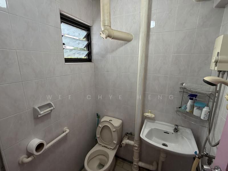 229 Bukit Batok East Avenue 3, 229 Bukit Batok East Avenue 3, Dairy Farm / Bukit Panjang / Choa Chu Kang, Room Rental, 200 sqft, HDB Flat For Rent, by Wee Chye Heng (Alan Wee), 500263067 - Bathroom - PropertyGuru.com.sg
