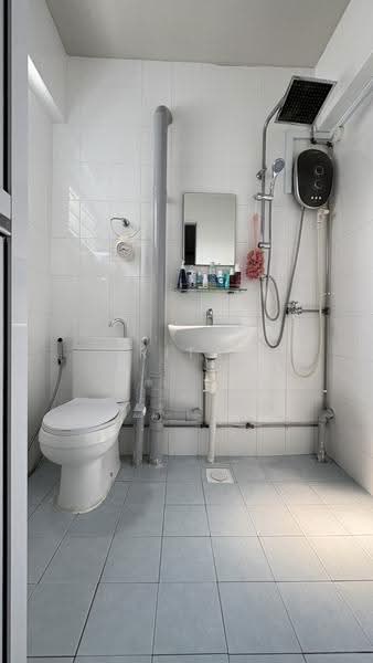 842 Woodlands Street 82, 842 Woodlands Street 82, Admiralty / Woodlands, 3 Bedrooms, 904 sqft, HDB Flat For Sale, by Rita Sabar, 500263074 - Bathroom - PropertyGuru.com.sg