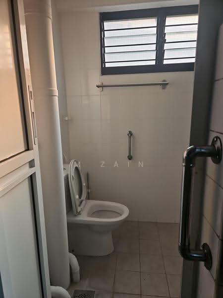 511 Jurong West Street 52, 511 Jurong West Street 52, Boon Lay / Jurong / Tuas, 2 Bedrooms, 796 sqft, HDB Flat For Sale, by M Zain Wanchik, 500263075 - Bathroom - PropertyGuru.com.sg