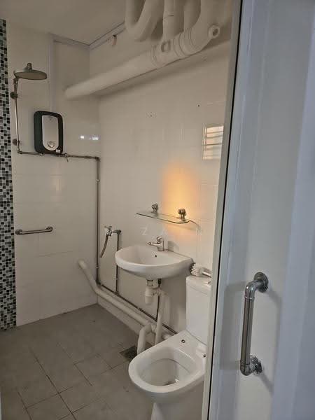 511 Jurong West Street 52, 511 Jurong West Street 52, Boon Lay / Jurong / Tuas, 2 Bedrooms, 796 sqft, HDB Flat For Sale, by M Zain Wanchik, 500263075 - Bathroom - PropertyGuru.com.sg