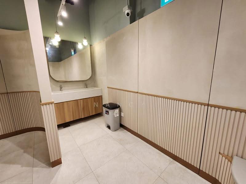 Lucky Plaza, 304 Orchard Road, Orchard / River Valley, 1,453 sqft, Food & Beverage For Rent, by Nancy Tey, 500263088 - Bathroom - CommercialGuru.com.sg