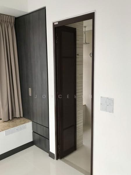 Sundance Suites, 12 Duku Place, East Coast / Marine Parade, Studio, 323 sqft, Condominium For Rent, by Joycelyn Tan, 500263093 - Wardrobe & Entrance to Bathroom - PropertyGuru.com.sg