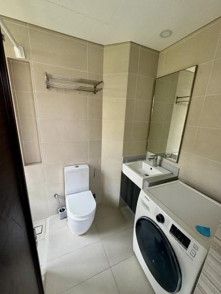 Sundance Suites, 12 Duku Place, East Coast / Marine Parade, Studio, 323 sqft, Condominium For Rent, by Joycelyn Tan, 500263093 - Bathroom with Washer/ Dryer - PropertyGuru.com.sg