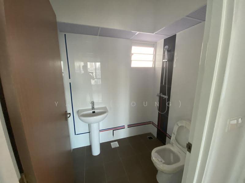 43A Margaret Drive, 43A Margaret Drive, Alexandra / Commonwealth, 3 Bedrooms, 893 sqft, HDB Flat For Sale, by Yang (Young) Li, 500263110 - Bathroom - PropertyGuru.com.sg