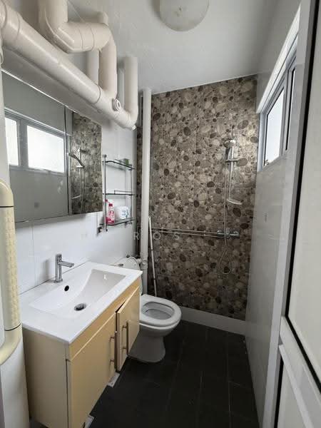 121 Bedok Reservoir Road, 121 Bedok Reservoir Road, Bedok / Upper East Coast, Room Rental, 150 sqft, HDB Flat For Rent, by Ros Salleh, 500263116 - Bathroom - PropertyGuru.com.sg