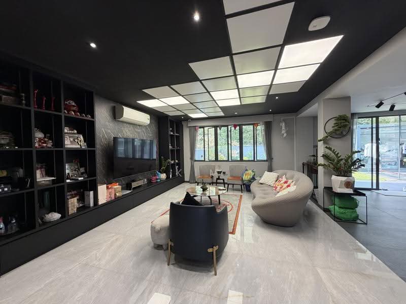 Classical Demi-D, Renovated with Good move-in condition, big regular land with wide frontage, Seletar Hills Estate - call 8130 3636 to view now!, Seletar / Yio Chu Kang, 6 Bedrooms, 5,000 sqft, Semi-Detached House For Sale, by Kim Yan 金燕, 500263128 - Living Room - PropertyGuru.com.sg