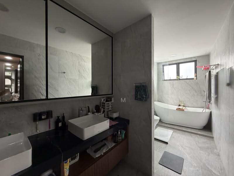 Classical Demi-D, Renovated with Good move-in condition, big regular land with wide frontage, Seletar Hills Estate - call 8130 3636 to view now!, Seletar / Yio Chu Kang, 6 Bedrooms, 5,000 sqft, Semi-Detached House For Sale, by Kim Yan 金燕, 500263128 - Bathroom - PropertyGuru.com.sg