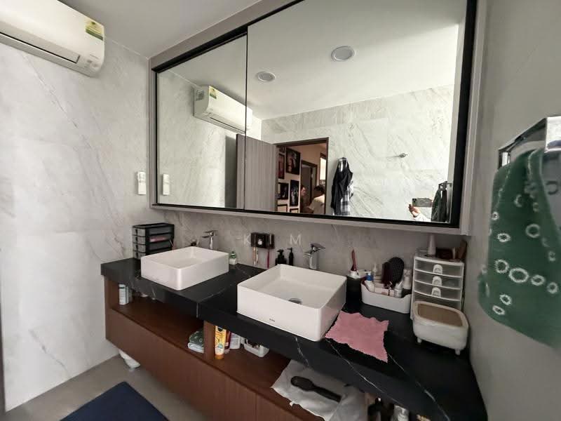 Classical Demi-D, Renovated with Good move-in condition, big regular land with wide frontage, Seletar Hills Estate - call 8130 3636 to view now!, Seletar / Yio Chu Kang, 6 Bedrooms, 5,000 sqft, Semi-Detached House For Sale, by Kim Yan 金燕, 500263128 - Bathroom - PropertyGuru.com.sg