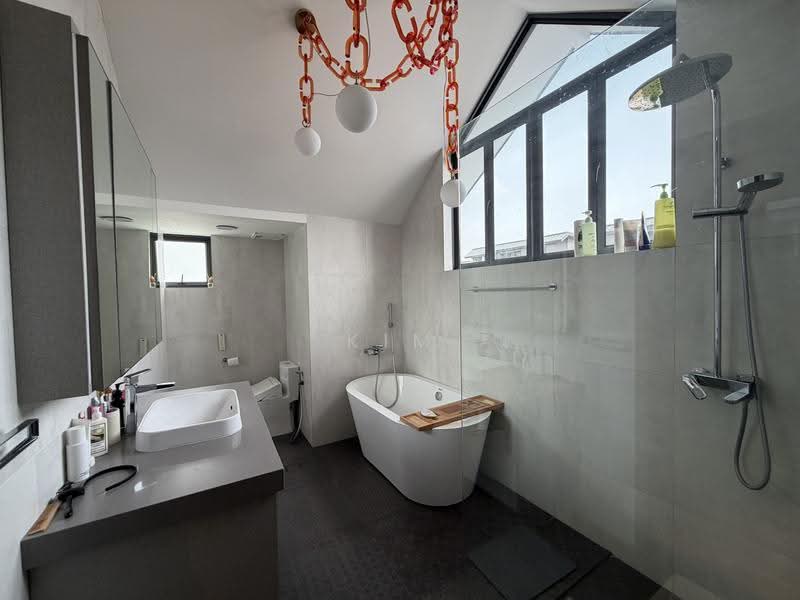 Classical Demi-D, Renovated with Good move-in condition, big regular land with wide frontage, Seletar Hills Estate - call 8130 3636 to view now!, Seletar / Yio Chu Kang, 6 Bedrooms, 5,000 sqft, Semi-Detached House For Sale, by Kim Yan 金燕, 500263128 - Bathroom - PropertyGuru.com.sg