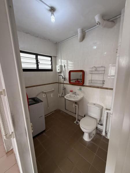 170 Bukit Batok West Avenue 8, 170 Bukit Batok West Avenue 8, Dairy Farm / Bukit Panjang / Choa Chu Kang, 3 Bedrooms, 1,442 sqft, HDB Flat For Sale, by Dennis Chan, 500263152 - Bathroom - PropertyGuru.com.sg