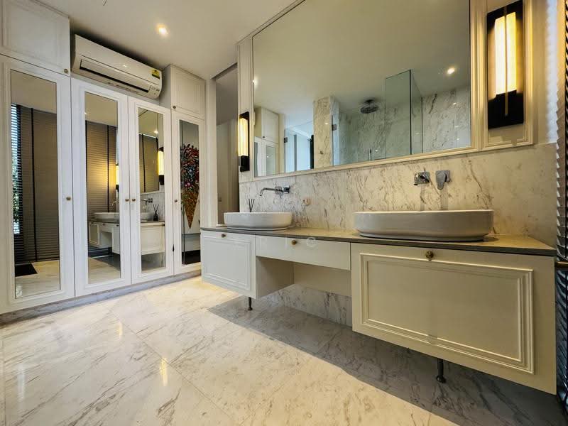 The Trizon, 8 Ridgewood Close, Tanglin / Holland / Bukit Timah, 4 Bedrooms, 1,959 sqft, Condominium For Rent, by Eric Lim, 500263241 - Master Bathroom - PropertyGuru.com.sg