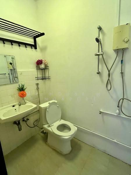 Serangoon terrace house, Hougang / Punggol / Sengkang, Room Rental, 269 sqft, Terraced House For Rent, by Desmond, 500263304 - Bathroom - PropertyGuru.com.sg