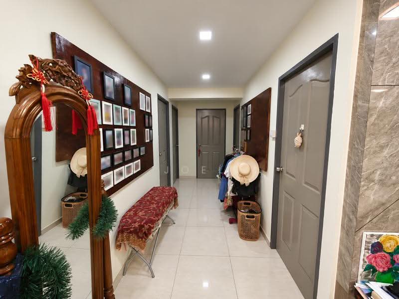 173 Hougang Avenue 1, 173 Hougang Avenue 1, Hougang / Punggol / Sengkang, 4 Bedrooms, 1,313 sqft, HDB Flat For Sale, by Joel Li, 500263359 - Corridor - PropertyGuru.com.sg