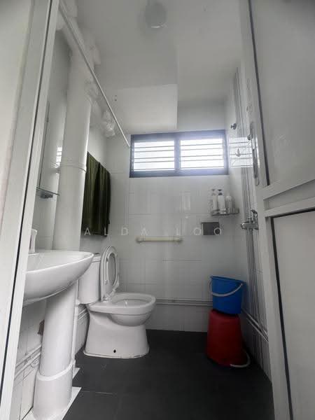 403 Ang Mo Kio Avenue 10, 403 Ang Mo Kio Avenue 10, Ang Mo Kio / Bishan / Thomson, Room Rental, 150 sqft, HDB Flat For Rent, by Alda Loo 呂良音, 500263373 - Bathroom - PropertyGuru.com.sg