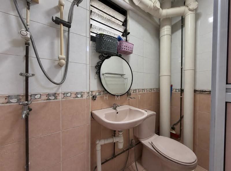 609 Ang Mo Kio Avenue 4, 609 Ang Mo Kio Avenue 4, Ang Mo Kio / Bishan / Thomson, 4 Bedrooms, 1,420 sqft, HDB Flat For Sale, by Rahmat MBA, 500263423 - Bathroom - PropertyGuru.com.sg