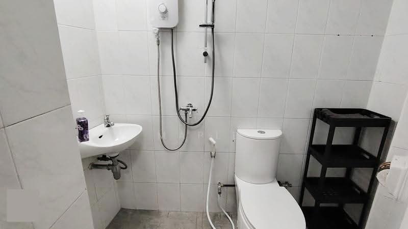 Parc Oasis, 49 Jurong East Avenue 1, Boon Lay / Jurong / Tuas, Room Rental, 120 sqft, Condominium For Rent, by Maple Yap, 500263489 - Yard Bathroom - PropertyGuru.com.sg