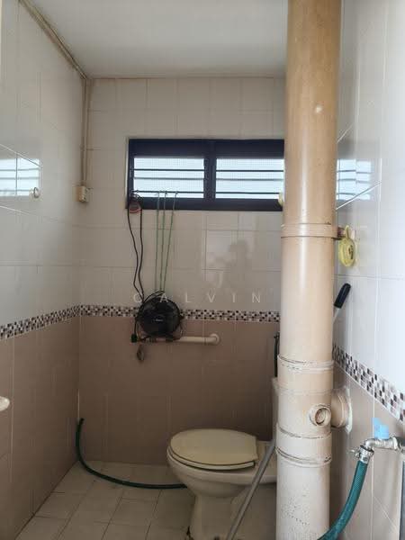 32 Teban Gardens Road, 32 Teban Gardens Road, Boon Lay / Jurong / Tuas, 3 Bedrooms, 1,066 sqft, HDB Flat For Sale, by Calvin Ho, 500263518 - Bathroom - PropertyGuru.com.sg