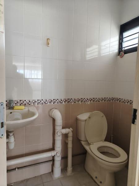 32 Teban Gardens Road, 32 Teban Gardens Road, Boon Lay / Jurong / Tuas, 3 Bedrooms, 1,066 sqft, HDB Flat For Sale, by Calvin Ho, 500263518 - Bathroom - PropertyGuru.com.sg