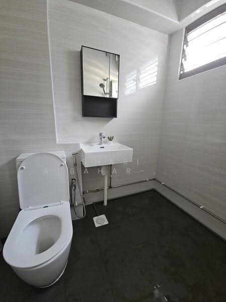 126 Pasir Ris Street 11, 126 Pasir Ris Street 11, Pasir Ris / Tampines, 3 Bedrooms, 1,109 sqft, HDB Flat For Sale, by Shari Albahar-Carlesater, 500263568 - Bathroom - PropertyGuru.com.sg