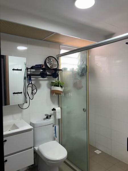 453B Bukit Batok West Avenue 6, 453B Bukit Batok West Avenue 6, Dairy Farm / Bukit Panjang / Choa Chu Kang, 4 Bedrooms, 1,238 sqft, HDB Flat For Sale, by Ann Pua, 500263602 - Bathroom - PropertyGuru.com.sg