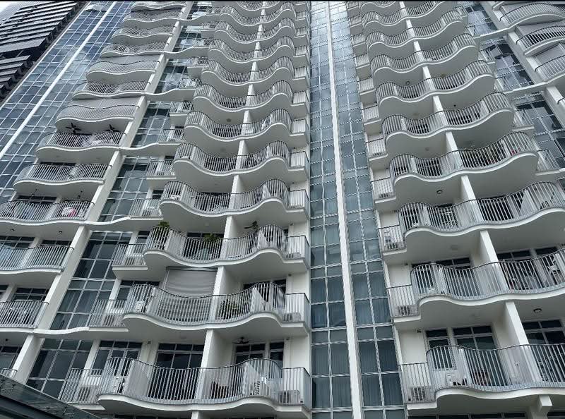 Queens Peak, 3 Dundee Road, Alexandra / Commonwealth, 2 Bedrooms, 807 sqft, Condominium For Rent, by Fu Wei, 500263645 - Balcony - PropertyGuru.com.sg