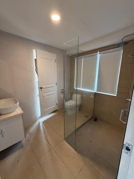 Newly renovated 2/s with basement Semi D with huge land of over 8000sf. 4+3rms, Thomson green, Ang Mo Kio / Bishan / Thomson, 4 Bedrooms, 4,000 sqft, Semi-Detached House For Rent, by Patricia Lim, 500263648 - PropertyGuru.com.sg
