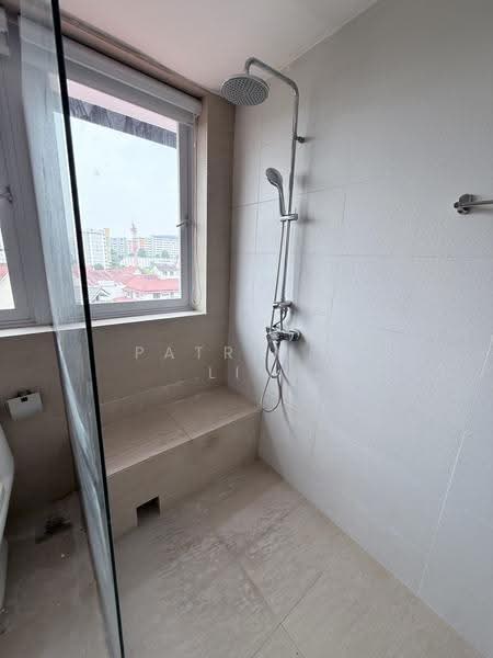Newly renovated 2/s with basement Semi D with huge land of over 8000sf. 4+3rms, Thomson green, Ang Mo Kio / Bishan / Thomson, 4 Bedrooms, 4,000 sqft, Semi-Detached House For Rent, by Patricia Lim, 500263648 - PropertyGuru.com.sg