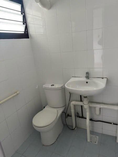 144 Bukit Batok West Avenue 6, 144 Bukit Batok West Avenue 6, Dairy Farm / Bukit Panjang / Choa Chu Kang, Room Rental, 200 sqft, HDB Flat For Rent, by Jeffrey Lee, 500263652 - Bathroom - PropertyGuru.com.sg