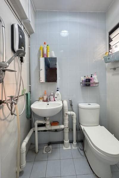 440 Ang Mo Kio Avenue 10, 440 Ang Mo Kio Avenue 10, Ang Mo Kio / Bishan / Thomson, 2 Bedrooms, 721 sqft, HDB Flat For Rent, by Clara Koh, 500263667 - Bathroom - PropertyGuru.com.sg