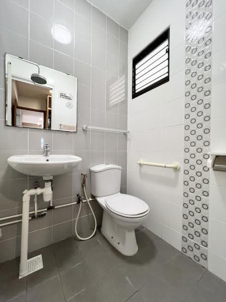 728 Clementi West Street 2, 728 Clementi West Street 2, Buona Vista / West Coast / Clementi New Town, 2 Bedrooms, 732 sqft, HDB Flat For Rent, by Kevin Li, 500263668 - Bathroom - PropertyGuru.com.sg