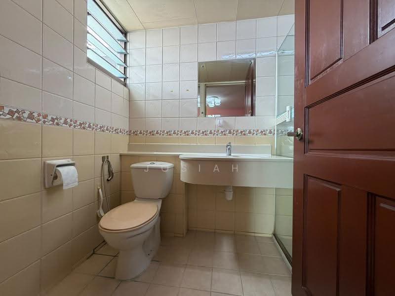 678D Jurong West Street 64, 678D Jurong West Street 64, Boon Lay / Jurong / Tuas, 3 Bedrooms, 1,184 sqft, HDB Flat For Sale, by Josiah Lau, 500263672 - Master bathroom - PropertyGuru.com.sg