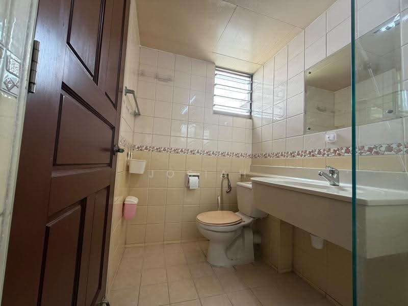 678D Jurong West Street 64, 678D Jurong West Street 64, Boon Lay / Jurong / Tuas, 3 Bedrooms, 1,184 sqft, HDB Flat For Sale, by Josiah Lau, 500263672 - Common bathroom - PropertyGuru.com.sg