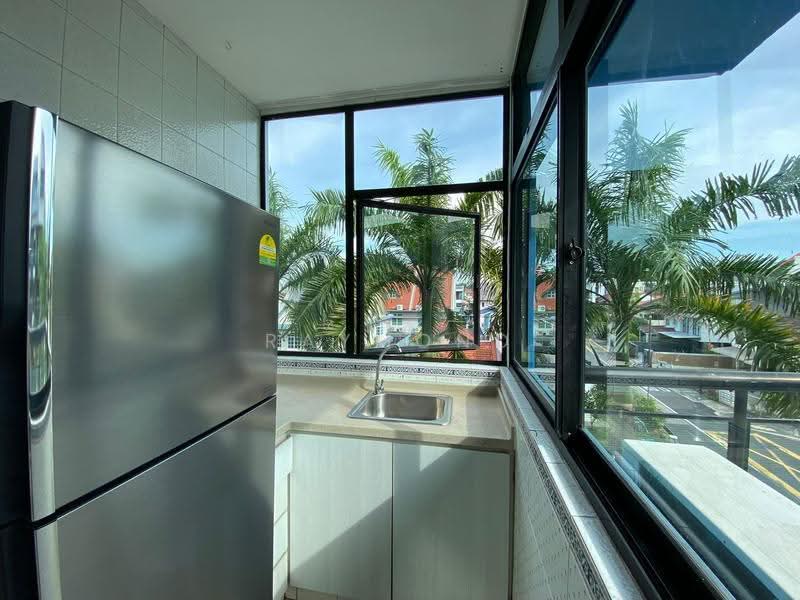 2BR Unit in Siglap, East Coast / Marine Parade, 2 Bedrooms, 1,230 sqft, Apartment For Rent, by Raymond Tay, 500263716 - Kitchen - PropertyGuru.com.sg