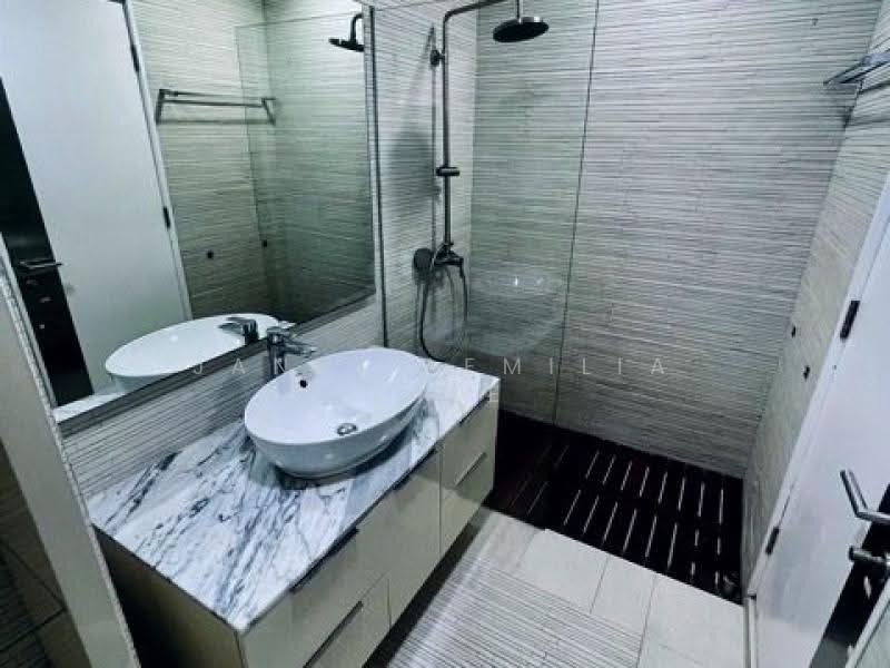 D16 | FREEHOLD SEMI-D WITH POOL - Radiant, Roomy, Ready When You Are, Bedok / Upper East Coast, 6 Bedrooms, 5,000 sqft, Semi-Detached House For Sale, by Janel Aemilia Chee, 500263734 - Bathroom - PropertyGuru.com.sg