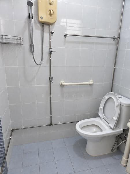 124 Mcnair Road, 124 Mcnair Road, Balestier / Toa Payoh, 3 Bedrooms, 1,023 sqft, HDB Flat For Sale, by Rayson Cheong, 500263754 - Bathroom - PropertyGuru.com.sg