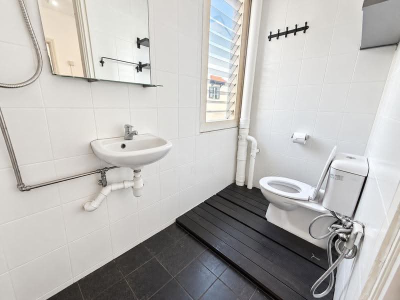 High-Ceiling Shophouse Office Near Chinatown MRT, Trengganu Street, Pagoda Street, Temple Street, Chinatown / Tanjong Pagar, 785 sqft, Shop / Shophouse For Rent, by Perry Siow, 500263756 - Bathroom - CommercialGuru.com.sg