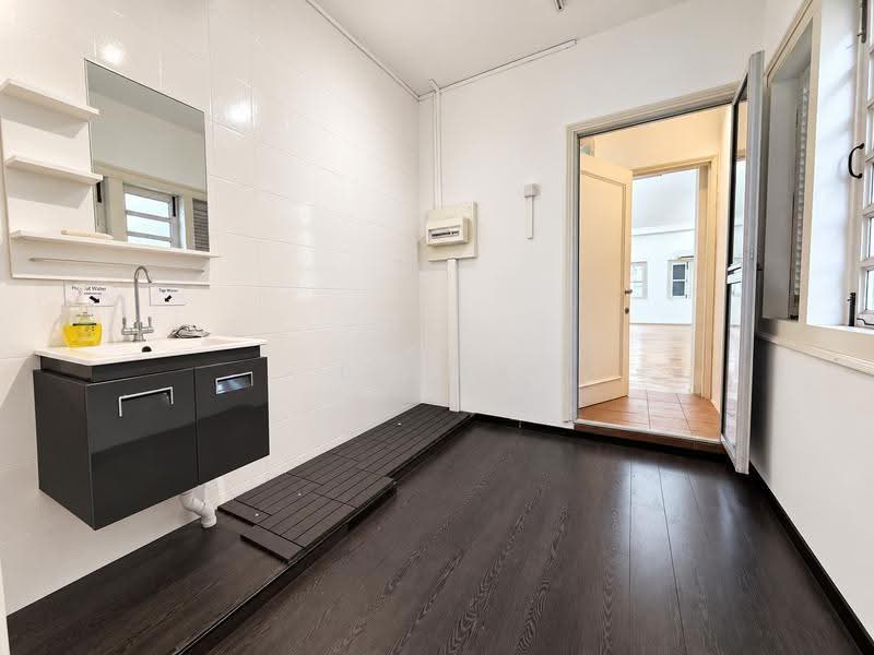 High-Ceiling Shophouse Office Near Chinatown MRT, Trengganu Street, Pagoda Street, Temple Street, Chinatown / Tanjong Pagar, 785 sqft, Shop / Shophouse For Rent, by Perry Siow, 500263756 - Interior - CommercialGuru.com.sg