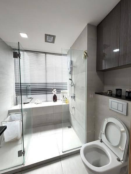 Bluwaters 2, 205 Jalan Loyang Besar, Changi Airport / Changi Village, 3 Bedrooms, 1,109 sqft, Condominium For Sale, by Kaven Oh, 500263762 - Master Bathroom - PropertyGuru.com.sg
