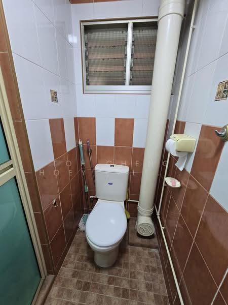 123 Pasir Ris Street 11, 123 Pasir Ris Street 11, Pasir Ris / Tampines, 4 Bedrooms, 1,557 sqft, HDB Flat For Sale, by Toh Cheng Hoey (Alex Toh), 500263775 - Bathroom - PropertyGuru.com.sg