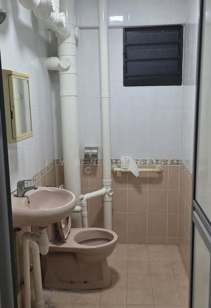 301 Bukit Batok Street 31, 301 Bukit Batok Street 31, Dairy Farm / Bukit Panjang / Choa Chu Kang, 3 Bedrooms, 904 sqft, HDB Flat For Rent, by Lynn Ong C H, 500263846 - Bathroom - PropertyGuru.com.sg