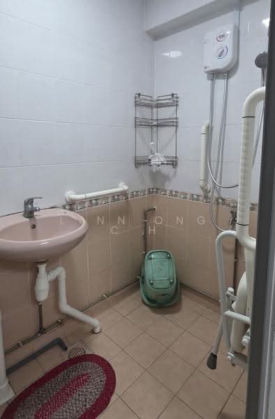 301 Bukit Batok Street 31, 301 Bukit Batok Street 31, Dairy Farm / Bukit Panjang / Choa Chu Kang, 3 Bedrooms, 904 sqft, HDB Flat For Rent, by Lynn Ong C H, 500263846 - master bathroom - PropertyGuru.com.sg