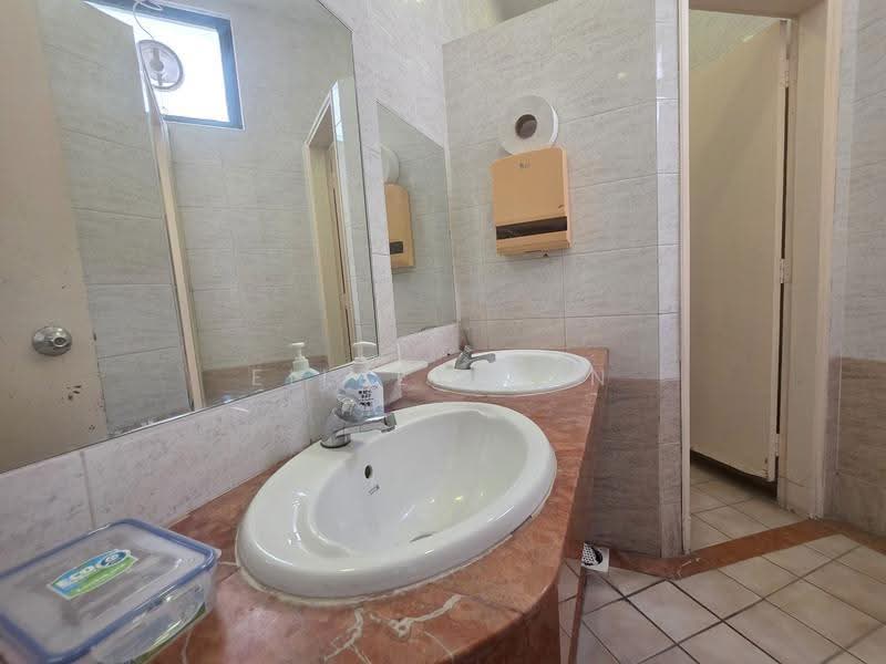 Wedge Mount Industrial Building, 35 Jalan Pemimpin, Ang Mo Kio / Bishan / Thomson, 620 sqft, Light Industrial (B1) For Rent, by Eileen Tan, 500263905 - Bathroom - CommercialGuru.com.sg