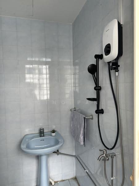 Palm Lodge, 4 Geylang Lor 37, Eunos / Geylang / Paya Lebar, Room Rental, 100 sqft, Condominium For Rent, by Gino Pan, 500263991 - Bathroom - PropertyGuru.com.sg