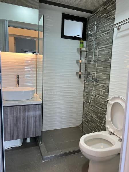 86 Dawson Road, 86 Dawson Road, Alexandra / Commonwealth, 3 Bedrooms, 893 sqft, HDB Flat For Sale, by Jeremy Quah Chen Cher, 500264075 - Bathroom - PropertyGuru.com.sg