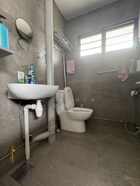 208 New Upper Changi Road, 208 New Upper Changi Road, Bedok / Upper East Coast, 2 Bedrooms, 731 sqft, HDB Flat For Sale, by Cynthia Chua, 500264091 - Bathroom - PropertyGuru.com.sg